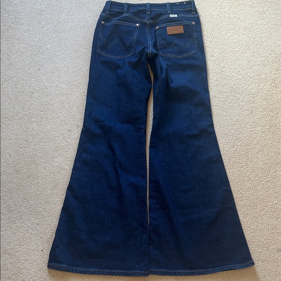 WORN ONCE Wrangler Women’s Flare Jeans size 26 x 32 - Picture 7 of 10